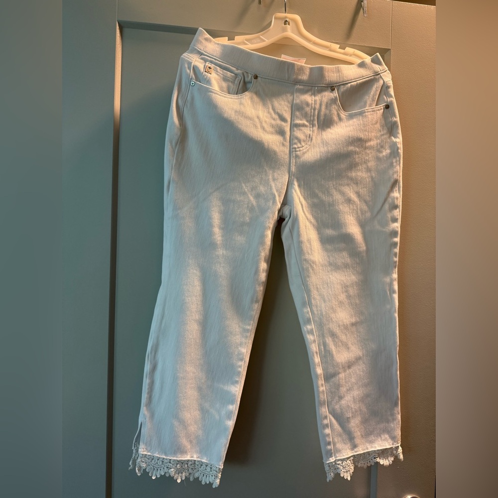 Chic white Cropped Pants - Picture 11 of 11